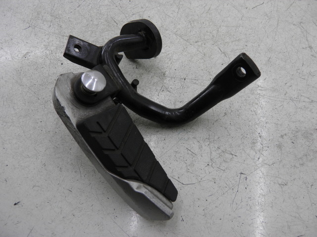 photo de REAR LEFT FOOTREST MOUNT SYM GTS 125 (2005 - 2008)