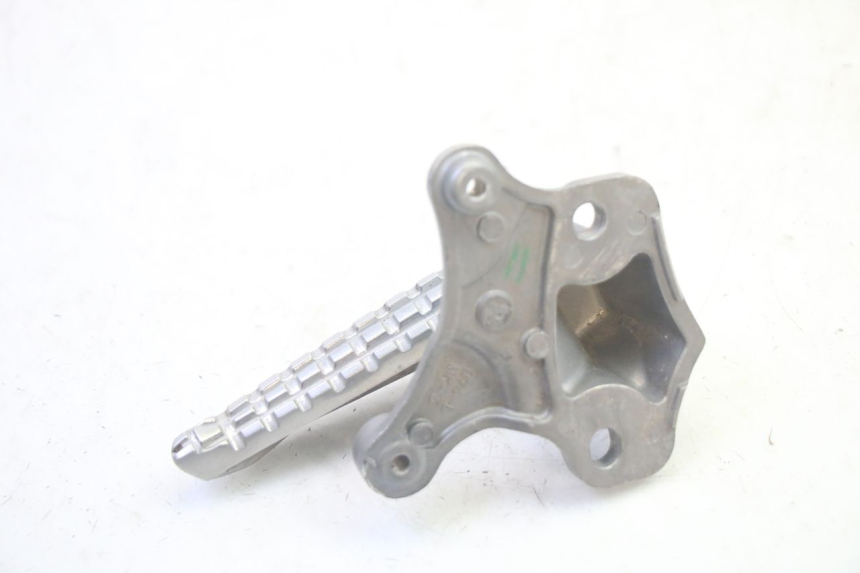 photo de REAR LEFT FOOTREST MOUNT YAMAHA TRICITY 300 (2020 - 2024) - Component detail