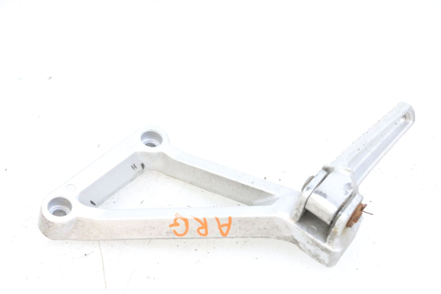 photo de LEFT REAR FOOTREST MOUNTING PLATE DAELIM VJ ROADWIN FI 125 (2008 - 2017) - Zoom on usage condition