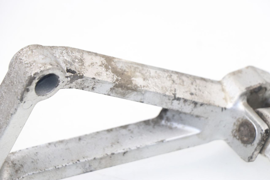 photo de REAR LEFT FOOTREST MOUNT DAELIM VJ ROADWIN 125 (2004 - 2007)