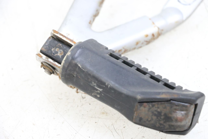 photo de REAR LEFT FOOTREST BRACKET HYOSUNG XRX 125 (2000 - 2008)