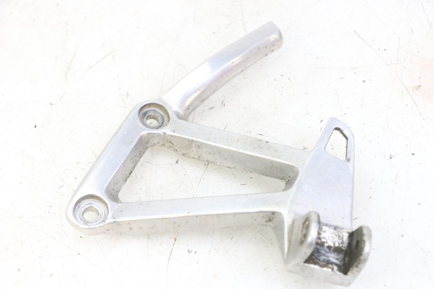 photo de REAR LEFT FOOTREST MOUNT YAMAHA FZS FAZER 600 (2001 - 2003)