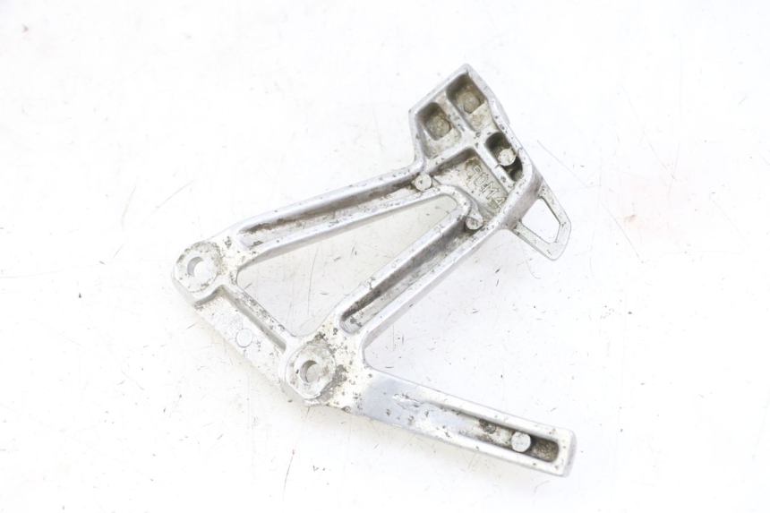 photo de REAR LEFT FOOTREST MOUNT YAMAHA FZS FAZER 600 (2001 - 2003)