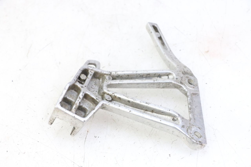 photo de REAR LEFT FOOTREST MOUNT YAMAHA FZS FAZER 600 (2001 - 2003)