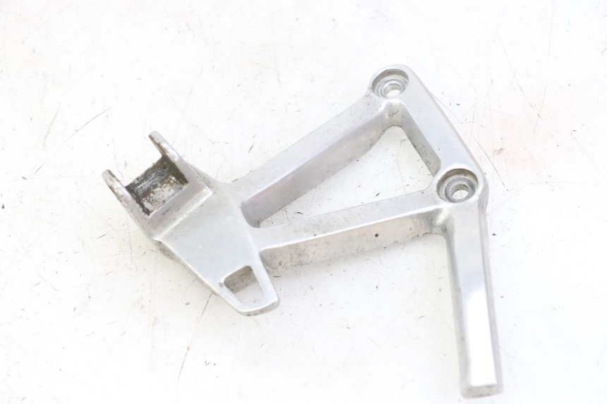 photo de REAR LEFT FOOTREST MOUNT YAMAHA FZS FAZER 600 (2001 - 2003)