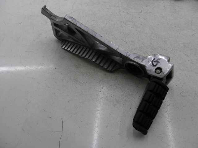 photo de REAR LEFT FOOTREST MOUNT YAMAHA FZX FAZER 750 (1987 - 1998)