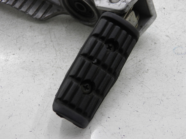 photo de REAR LEFT FOOTREST MOUNT YAMAHA FZX FAZER 750 (1987 - 1998)