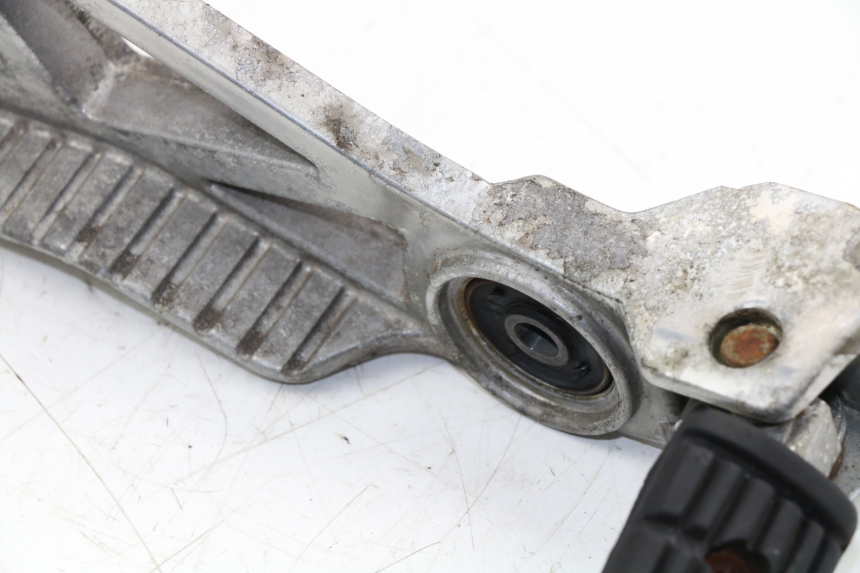 photo de REAR LEFT FOOTREST MOUNT YAMAHA FZX FAZER 750 (1987 - 1998)