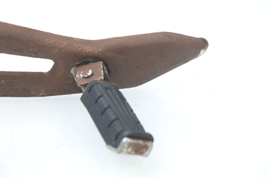 photo de REAR LEFT FOOTREST MOUNT YAMAHA YBR 125 (2007 - 2009)