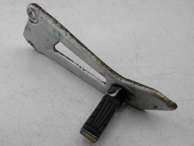 photo de REAR LEFT FOOTREST MOUNT YAMAHA YBR 125 (2004 - 2006)