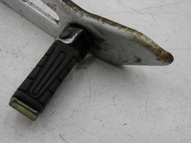 photo de REAR LEFT FOOTREST MOUNT YAMAHA YBR 125 (2004 - 2006)