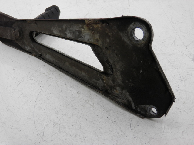 photo de REAR LEFT FOOTREST MOUNT YAMAHA YBR 125 (2004 - 2006)