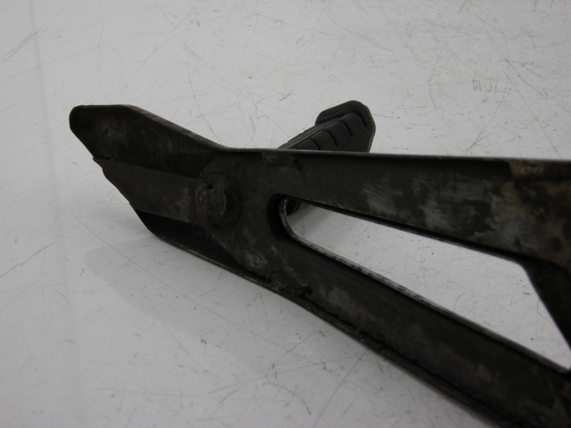 photo de REAR LEFT FOOTREST MOUNT YAMAHA YBR 125 (2004 - 2006)