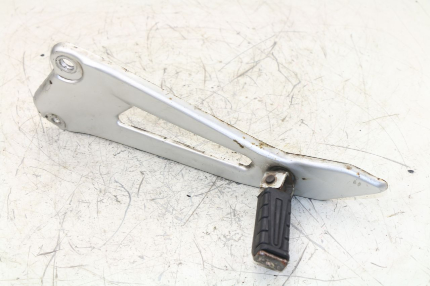 photo de REAR LEFT FOOTREST MOUNT YAMAHA YBR 125 (2004 - 2006)