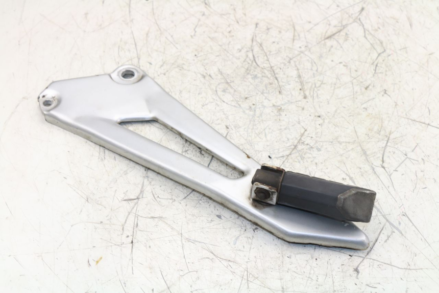 photo de REAR LEFT FOOTREST MOUNT YAMAHA YBR 125 (2004 - 2006)
