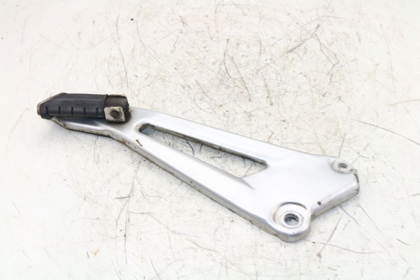 photo de REAR LEFT FOOTREST MOUNT YAMAHA YBR 125 (2004 - 2006)