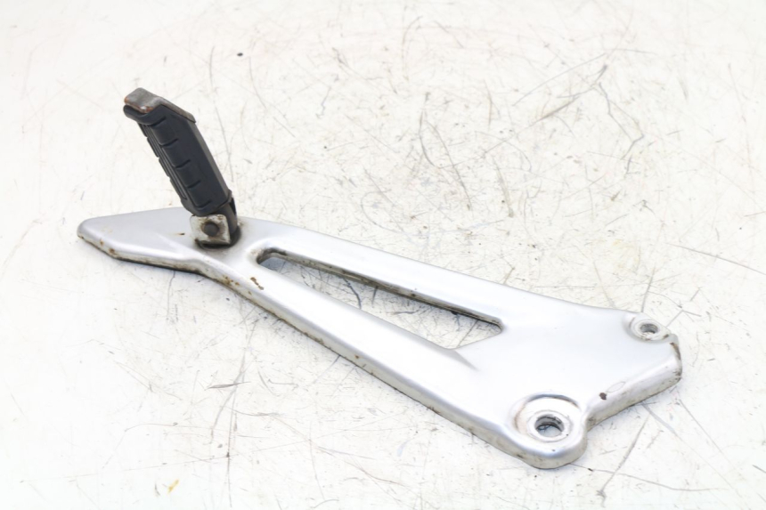 photo de REAR LEFT FOOTREST MOUNT YAMAHA YBR 125 (2004 - 2006)