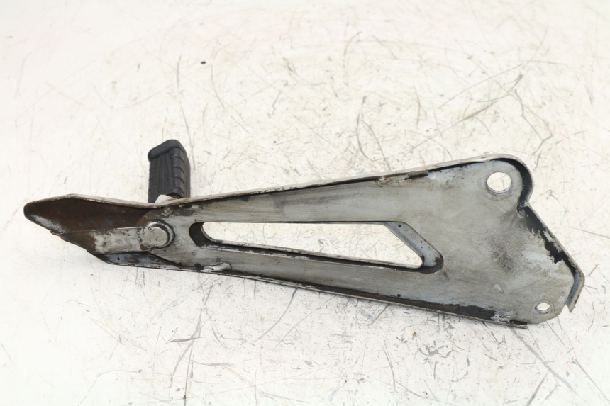 photo de REAR LEFT FOOTREST MOUNT YAMAHA YBR 125 (2004 - 2006)