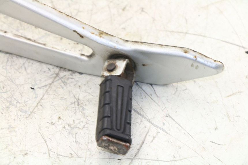 photo de REAR LEFT FOOTREST MOUNT YAMAHA YBR 125 (2004 - 2006)