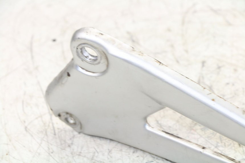 photo de REAR LEFT FOOTREST MOUNT YAMAHA YBR 125 (2004 - 2006)