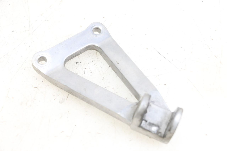 photo de REAR LEFT FOOTREST MOUNT KAWASAKI ZR 7 750 (1999 - 2001) - Fixing points details