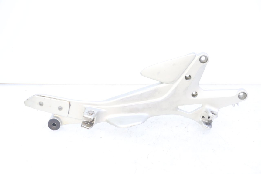 photo de RIGHT FRONT FOOTREST BRACKET HONDA CBF 500 (2004 - 2007)