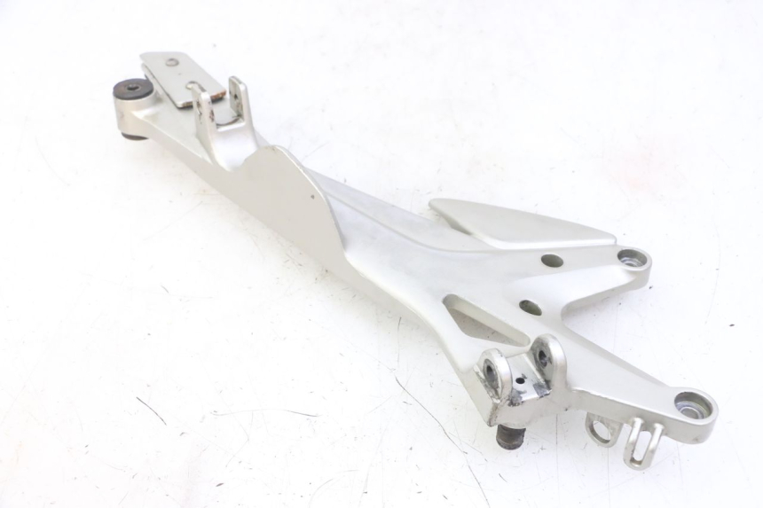 photo de RIGHT FRONT FOOTREST BRACKET HONDA CBF 500 (2004 - 2007)