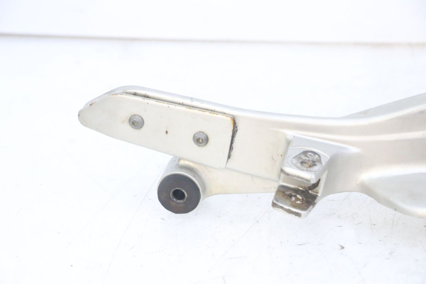 photo de RIGHT FRONT FOOTREST BRACKET HONDA CBF 500 (2004 - 2007)