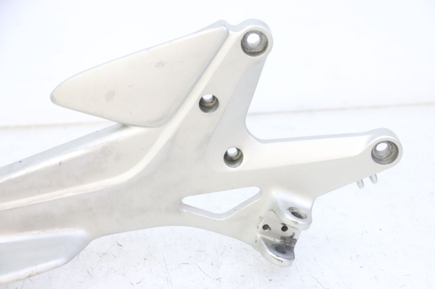 photo de RIGHT FRONT FOOTREST BRACKET HONDA CBF 500 (2004 - 2007)
