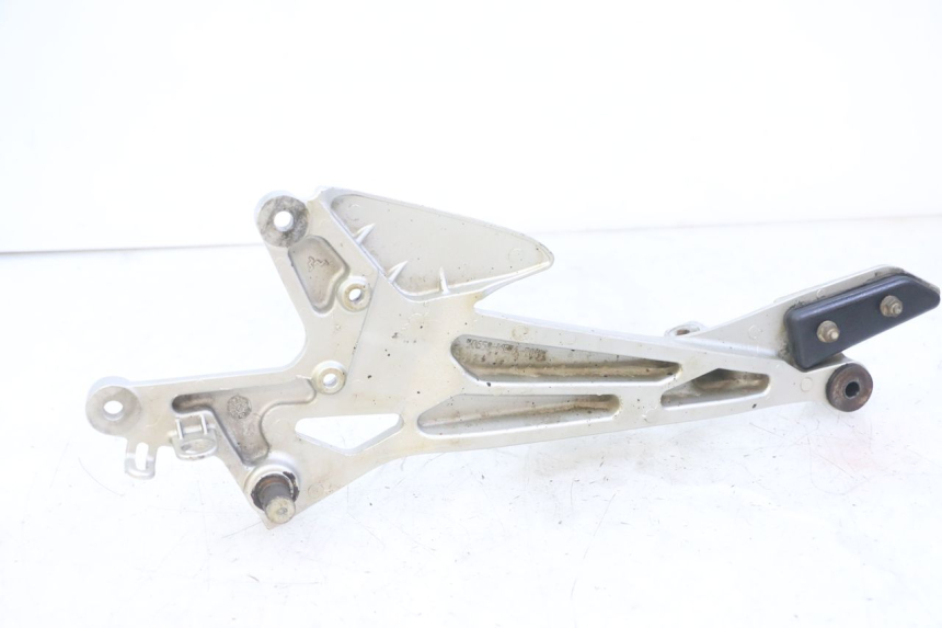 photo de RIGHT FRONT FOOTREST BRACKET HONDA CBF 500 (2004 - 2007)
