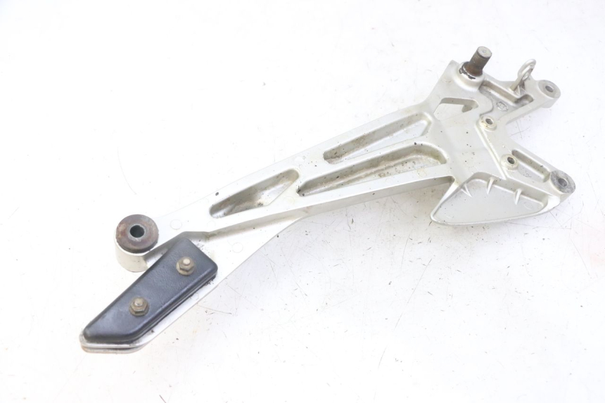 photo de RIGHT FRONT FOOTREST BRACKET HONDA CBF 500 (2004 - 2007)