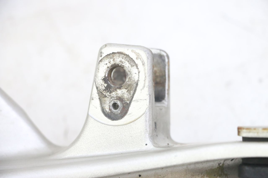 photo de RIGHT FRONT FOOTREST BRACKET HONDA CBF 500 (2004 - 2007)