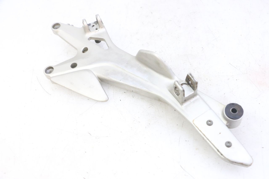 photo de RIGHT FRONT FOOTREST BRACKET HONDA CBF 500 (2004 - 2007)