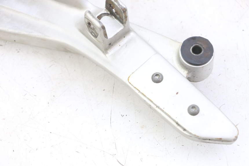 photo de RIGHT FRONT FOOTREST BRACKET HONDA CBF 500 (2004 - 2007)