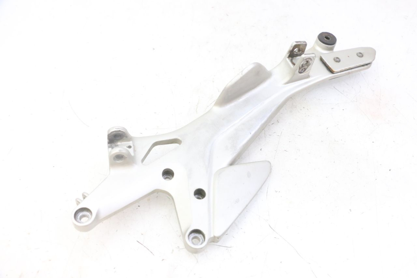 photo de RIGHT FRONT FOOTREST BRACKET HONDA CBF 500 (2004 - 2007)
