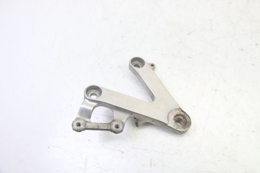 photo de FRONT RIGHT FOOTREST MOUNT HONDA CBR RR FIREBLADE 900 (1992 - 1994)
