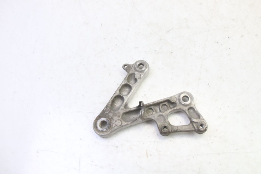 photo de FRONT RIGHT FOOTREST MOUNT HONDA CBR RR FIREBLADE 900 (1992 - 1994)