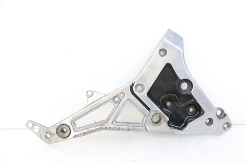 photo de FRONT RIGHT FOOTREST MOUNT YAMAHA FJ 36Y 1100 (1984 - 1985)