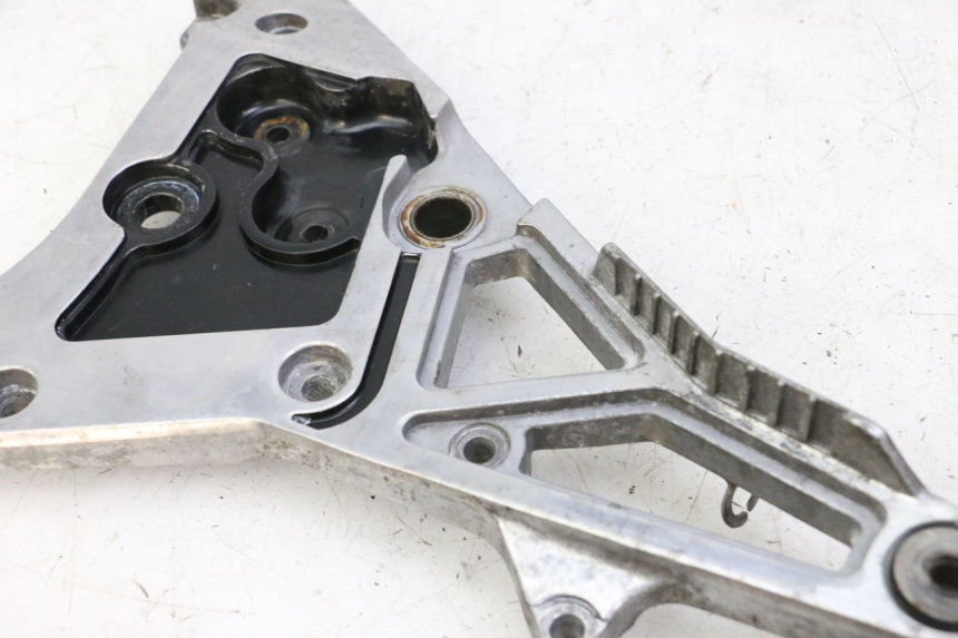 photo de FRONT RIGHT FOOTREST MOUNT YAMAHA FJ 36Y 1100 (1984 - 1985)