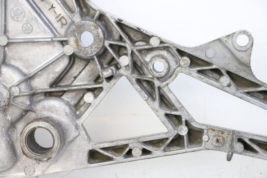 photo de FRONT RIGHT FOOTREST MOUNT YAMAHA FJ 36Y 1100 (1984 - 1985)