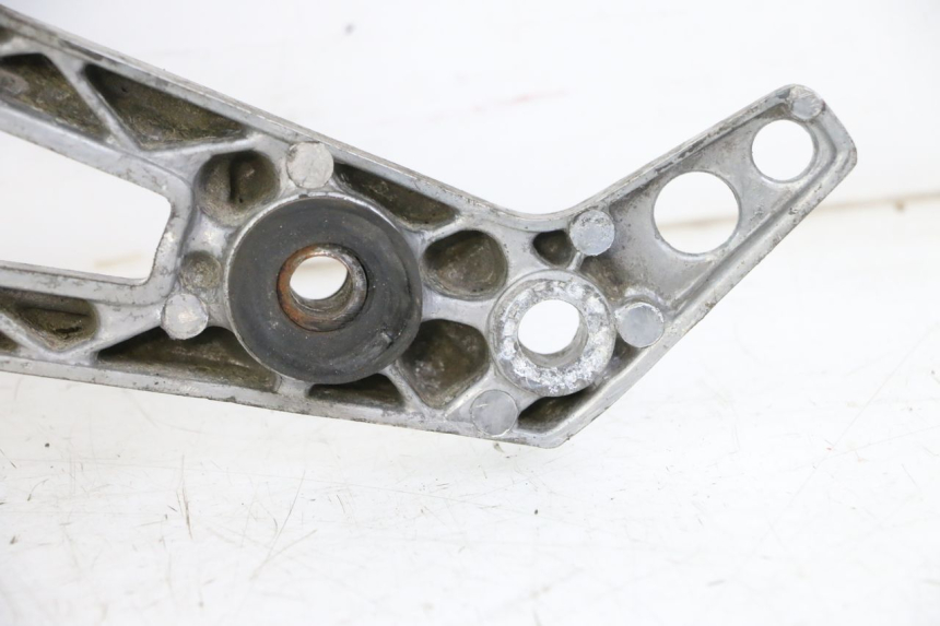 photo de FRONT RIGHT FOOTREST MOUNT YAMAHA FJ 36Y 1100 (1984 - 1985)