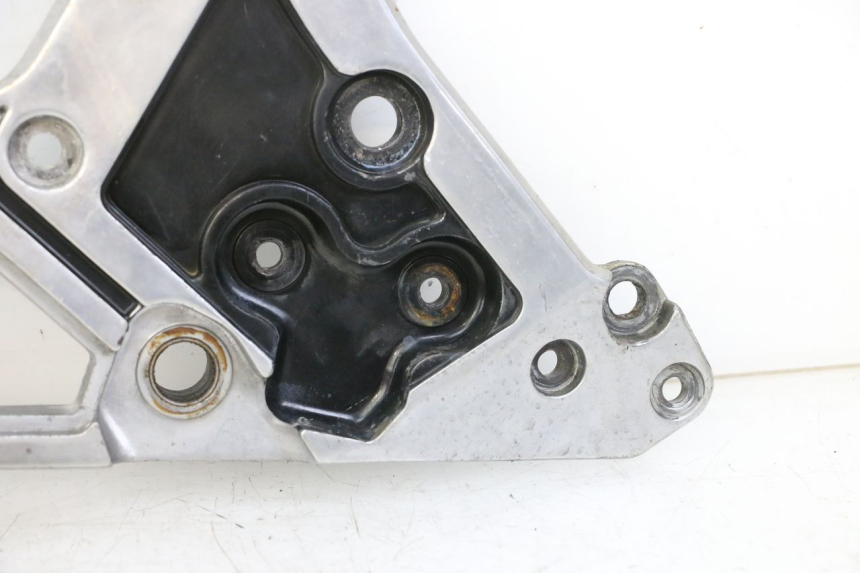 photo de FRONT RIGHT FOOTREST MOUNT YAMAHA FJ 36Y 1100 (1984 - 1985)