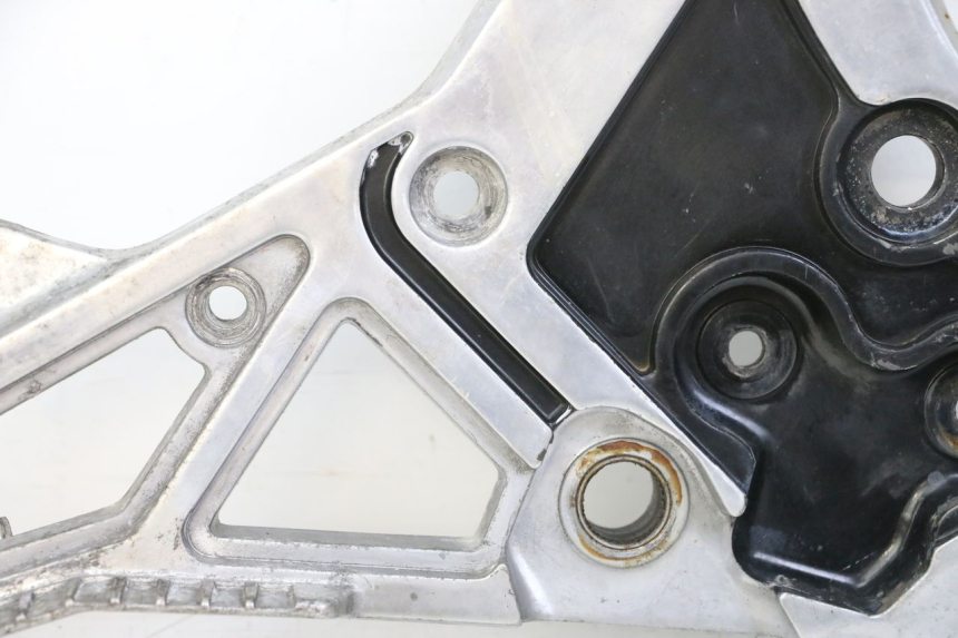 photo de FRONT RIGHT FOOTREST MOUNT YAMAHA FJ 36Y 1100 (1984 - 1985)