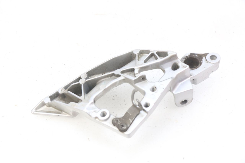 photo de RIGHT FRONT FOOTREST BRACKET YAMAHA FJR ABS 1300 (2016 - 2020)