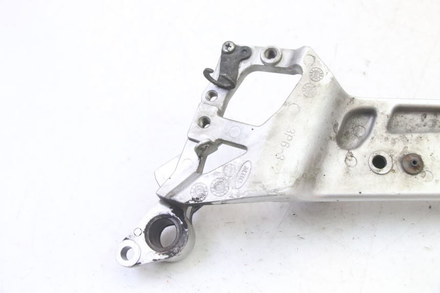 photo de FRONT RIGHT FOOTREST MOUNTING PLATE YAMAHA FJR ABS 1300 (2006 - 2012)