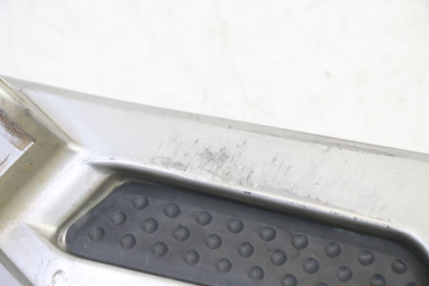 photo de FRONT RIGHT FOOTREST MOUNTING PLATE YAMAHA FJR ABS 1300 (2006 - 2012)