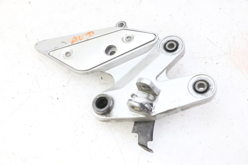 photo de FRONT RIGHT FOOTREST MOUNT YAMAHA FZ6 FAZER S2 600 (2007 - 2011)