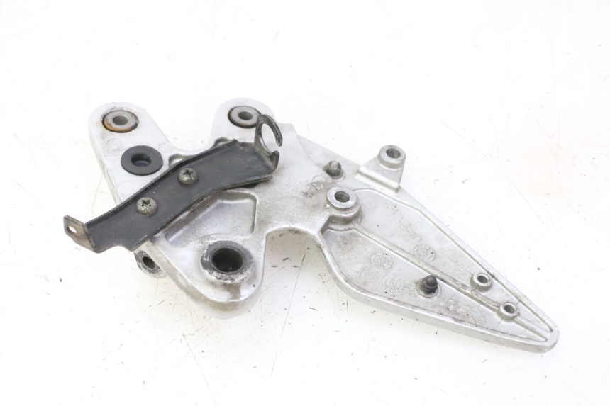 photo de FRONT RIGHT FOOTREST MOUNT YAMAHA FZ6 FAZER S2 600 (2007 - 2011)