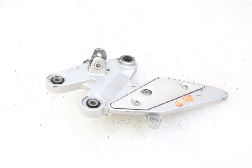 photo de FRONT RIGHT FOOTREST MOUNT YAMAHA FZ6 FAZER S2 600 (2007 - 2011)