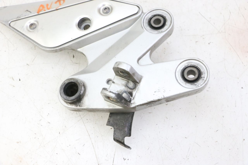 photo de FRONT RIGHT FOOTREST MOUNT YAMAHA FZ6 FAZER S2 600 (2007 - 2011)